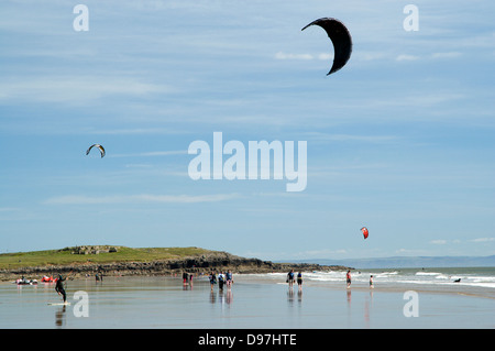 Kite surfeur, Rest Bay, Porthcawl, Bridgend, pays de Galles du Sud. Banque D'Images