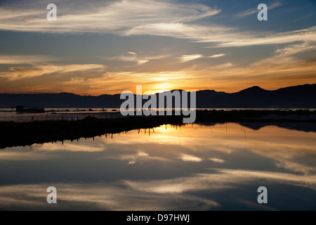 Crépuscule serein sur le lac Inle, Myanmar Banque D'Images