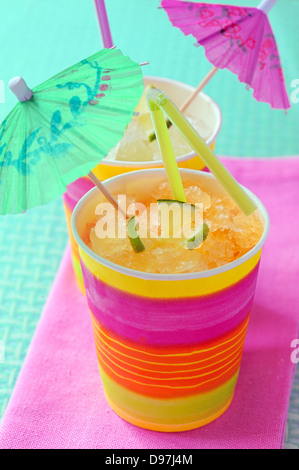 Deux verres à cocktail et des parasols tourner en studio Banque D'Images