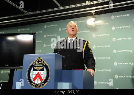 Toronto, Canada. 13 juin 2013. De nombreux organismes de police tactique menée avant l'aube, des raids sur plusieurs appartements et maisons à Toronto qui ont été connectés à une prétendue vidéo montrant le maire Rob Ford fumeurs de crack. Credit : Victor Biro/Alamy Live News Banque D'Images