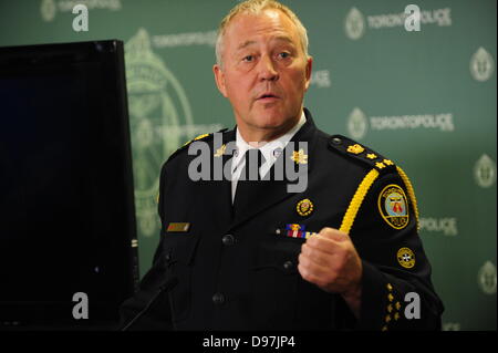 Toronto, Canada. 13 juin 2013. De nombreux organismes de police tactique menée avant l'aube, des raids sur plusieurs appartements et maisons à Toronto qui ont été connectés à une prétendue vidéo montrant le maire Rob Ford fumeurs de crack. Credit : Victor Biro/Alamy Live News Banque D'Images