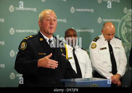 Toronto, Canada. 13 juin 2013. De nombreux organismes de police tactique menée avant l'aube, des raids sur plusieurs appartements et maisons à Toronto qui ont été connectés à une prétendue vidéo montrant le maire Rob Ford fumeurs de crack. Credit : Victor Biro/Alamy Live News Banque D'Images