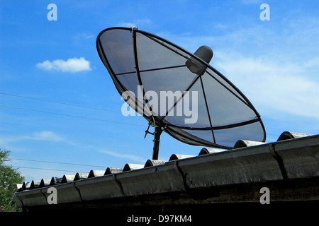 Antenne satellite sur le toit Banque D'Images