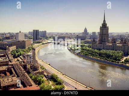 28 mai 1988 - Moscou, RU - Mai 1988 Cette photo montre : en premier plan l'Krasnopresnenskaya talus de la rivière de Moscou (gauche, centre) au-delà de l'immeuble connu sous le nom de la Maison Blanche, autrefois la Maison des Soviets de la RSFSR, qui abrite maintenant le gouvernement russe (célèbre pour les brûlures noir il a fallu à partir de la cuve un bombardement lors de la crise constitutionnelle de 1993), est l'ex-Comecon gratte-ciel, qui abrite maintenant le gouvernement de Moscou. Dans le centre est le Kalinin Pont sur la rivière de Moscou, et à la droite est l'hôtel Ukrainia, l'une des sept sœurs de Moscou, sept gratte-ciel conçu dans le S Banque D'Images