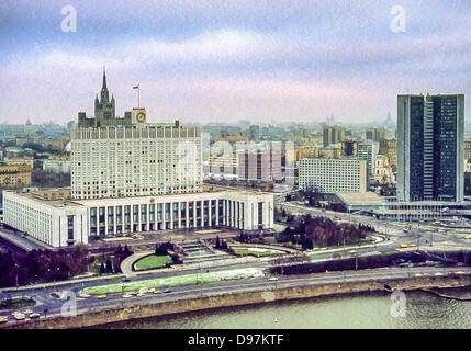 Le 1 novembre, 1991 - Moscou, RU - Novembre 1991 Cette photo montre, l'Krasnopresnenskaya Embankment sur la rivière de Moscou Moscou et le bâtiment dit que la Maison Blanche, puis la Maison des Soviets de la RSFSR, qui abrite maintenant le gouvernement russe (célèbre pour les brûlures noir il a fallu à partir de la cuve un bombardement lors de la crise constitutionnelle de 1993). À l'extrême droite est l'ex-Comecon skyscraper, abritant aujourd'hui le gouvernement de Moscou. (Crédit Image : © Arnold Drapkin/ZUMAPRESS.com) Banque D'Images