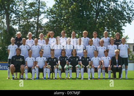 Les joueurs de l'équipe de football nationale allemande de l'équipe posent pour une photo lors d'une formation en préparation pour les Championnats d'Europe au centre sportif de Kaiserau à Kamen, Allemagne, 2 juin 2013. Deuxième rangée (L-R) : l'entraîneur-chef Silvia Neid, Svenja Huth, Leonie Maier, Fatmire Bajramaj, Lena Lotzen, Anja Mittag, Gilles Johanet, Saskia Nadine Kessler, Jennifer Cramer, l'entraîneur adjoint, Ulrike Ballweg. Rangée du milieu (de gauche à droite) : Simone Laudehr, Lena Goessling, Melanie Behringer, Annike Krahn, Celia Okoyino Da Mbabi, Luisa Wensing, Dzsenifer Marozsan, Babett Peter, Isabelle Linden, Melanie Leupolz, Bian Banque D'Images