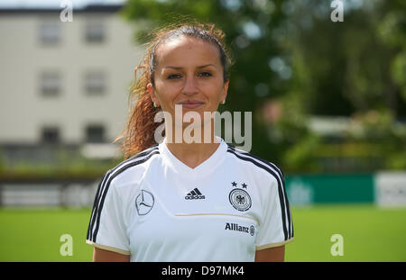 Le joueur de l'équipe nationale de football allemande, Fatmire Bajramaj, capturés lors d'une formation en préparation pour les Championnats d'Europe au centre sportif de Kaiserau à Kamen, Allemagne, 2 juin 2013. Photo : Bernd Thissen Banque D'Images