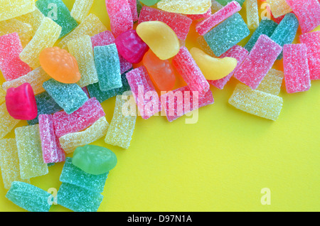 Bonbons jelly jaune isolé sur Banque D'Images
