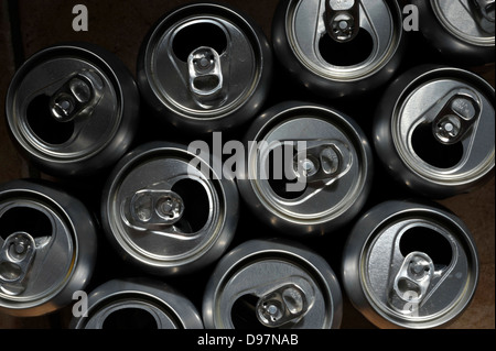 Boîtes de boissons vides des déchets pour le recyclage du métal. Banque D'Images