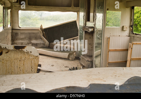 Intérieur d'une caravane vandalisés, éventuellement un Gypsy Caravan ou des voyageurs. Banque D'Images