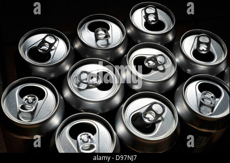 Des objets métalliques - canettes de boissons en aluminium vides pour le recyclage. Banque D'Images