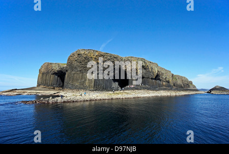 Vue depuis le sud-est de l'île de Staffa dans les Hébrides intérieures de l'Écosse avec la Grotte de Fingal center Banque D'Images