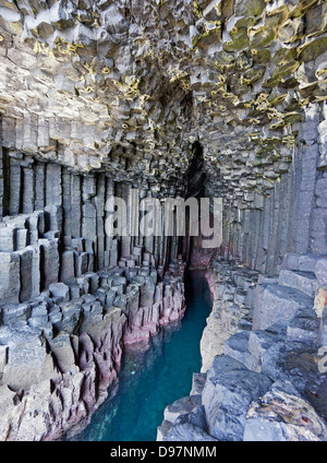 Vue à l'intérieur de la Grotte de Fingal, sur l'île de Staffa Hébrides intérieures de l'Écosse Banque D'Images