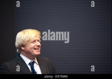 Londres, Royaume-Uni - 13 juin 2013 : Le maire de Londres Boris Johnson annonce le gagnant de son prix bas carbone 2013 lors d'une cérémonie à la Crystal, dans le quartier historique de Londres Royal Docks. L'idée gagnante, "Reseed" par William Hines et Rachel Clemo, les deux étudiants à l'UCL, est une idée de supprimer le besoin d'imprimer des reçus et permettre aux utilisateurs d'accéder à leurs revenus en ligne en utilisant leur smartphone Crédit : Piero Cruciatti/Alamy Live News Banque D'Images