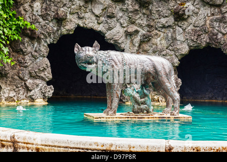 Statue en bronze de Romulus et Remus avec le loup, dans le jardin de la Renaissance italienne, jardins de Hamilton, Waikato, Nouvelle-Zélande. Banque D'Images