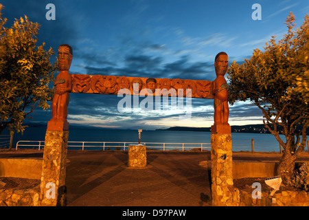 Coucher du soleil à Taupo, Nouvelle-Zélande - Lac Taupo en arrière-plan Banque D'Images