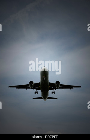 Un avion atterrit à Berlin Tegel Banque D'Images