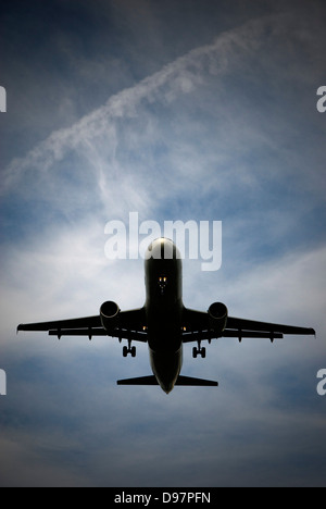 Un avion atterrit à Berlin Tegel Banque D'Images