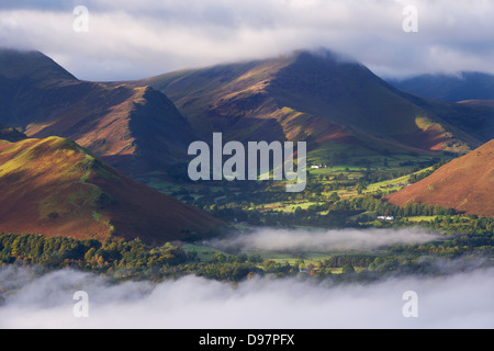 Newlands vallée entourée de brume à l'aube, Lake District, Cumbria, Angleterre. L'automne (octobre) 2012. Banque D'Images