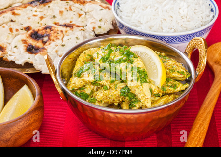 Poulet au Curry avec du riz et du pain naan indien savoureux - Poulet au curry, aromatisé avec du gingembre, du citron, de la coriandre et le piment, servis avec.. Banque D'Images