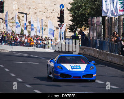 Une Ferrari 430 GT Challenge passe sous la vieille ville, la Porte de Jaffa à Jérusalem accueille sa première formule 1 'Peace Road Show' avec la participation de pilotes de renommée internationale et des voitures. Jérusalem, Israël. 13-juin-2013. Jérusalem a accueilli la formule "la paix Road Show' avec la participation de pilotes de renommée internationale et des voitures. Plus de 50 000 spectateurs se sont rassemblés pour le spectacle, lancé par le maire Barkat, tandis que beaucoup de critiques l'extravagante production. Banque D'Images