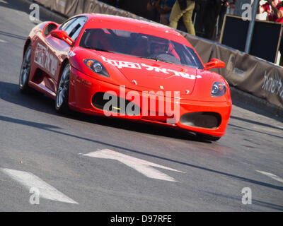 Une Ferrari 430 GT Challenge passe sous la vieille ville, la Porte de Jaffa à Jérusalem accueille sa première formule 1 'Peace Road Show' avec la participation de pilotes de renommée internationale et des voitures. Jérusalem, Israël. 13-juin-2013. Jérusalem a accueilli la formule "la paix Road Show' avec la participation de pilotes de renommée internationale et des voitures. Plus de 50 000 spectateurs se sont rassemblés pour le spectacle, lancé par le maire Barkat, tandis que beaucoup de critiques l'extravagante production. Banque D'Images