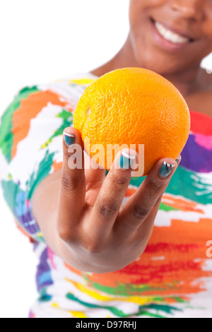 L'excès de jeune femme noire tenant une orange, isolé sur fond blanc - les peuples africains Banque D'Images