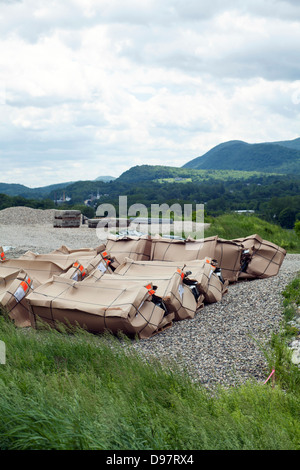 Boîtes de détrempée batterie solaire installation dans la région de Adams attendent de l'équipement, au Massachusetts. Comté de montagnes sont en arrière-plan. Banque D'Images