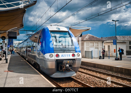 Bombardier français commuter train station - France. Banque D'Images