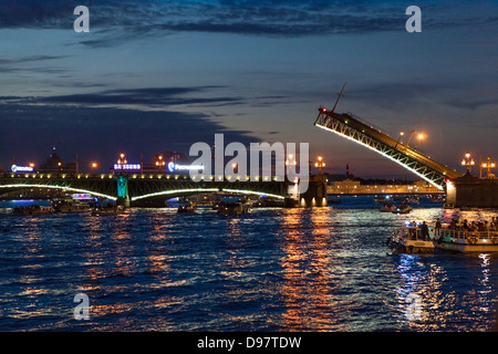 Début de la Trinity bridge sensibilisation et de navires de plaisance sont sur le fleuve Neva en juin 2013 à Saint-Pétersbourg, Russie. Nuits blanches Banque D'Images