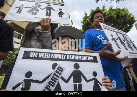 Los Angeles, États-Unis, le 13 juin 2013. Des militants des droits de l'étape d'une démonstration d'appeler à la réforme fédérale de l'immigration, le jeudi 13 juin 2013, à l'HÔTEL LA Metropolitan Detention Centre et les Twin Towers Correctional Facility, à Los Angeles, Californie. Image Crédit : Crédit : Ringo Chiu/ZUMAPRESS.com/Alamy Live News Banque D'Images