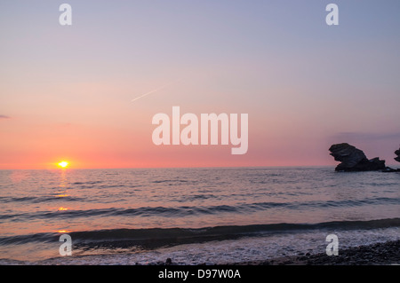 Plage de Llangrannog coucher de l'ouest du pays de Galles ceredigion idyllique paysage paysage marin silhouette Gwyl nol un mlan carreg tranquille bicca Banque D'Images