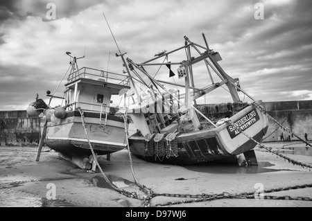 Des bateaux de pêche à New Quay Harbour West Wales mono ceredigion Banque D'Images