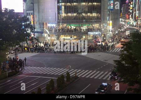 Croisement de Shibuya est célèbre pour brouiller crossing à Tokyo City, Japon. Vue de nuit. Intersection vide Banque D'Images