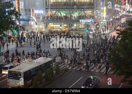 Croisement de Shibuya est célèbre pour brouiller crossing à Tokyo City, Japon. Vue de nuit. Les personnes de passage intersection Banque D'Images