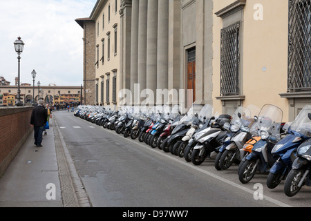 Longue rangée de scooters, Florence, Toscane, Italie Banque D'Images