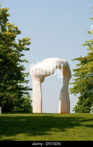 Henry Moor's sculpture 'l'Arch' sur Battleston Hill, Wisley Garden, Surrey, UK Banque D'Images