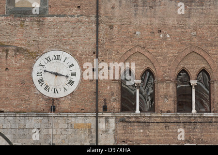 Façade et réveil de l'ancien Ospedale di Santa Maria della Scala, Sienne, Toscane, Italie Banque D'Images