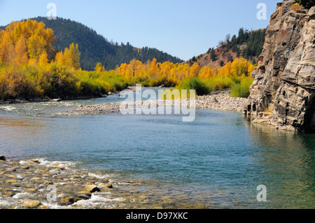 La rivière gros-ventre (ˈgrō-ˌvänt) serpente dans la vallée de l'automne, Wyoming, États-Unis Banque D'Images