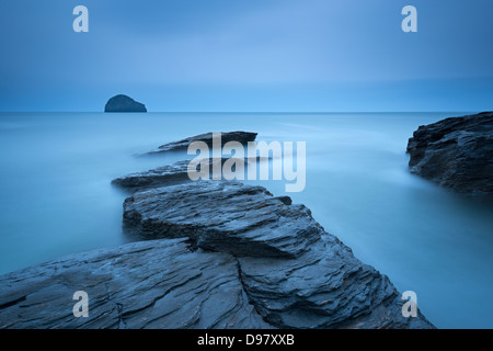 Trebarwith Strand atmosphérique sur une soirée moody, North Cornwall, Angleterre. En été (juin) 2013. Banque D'Images