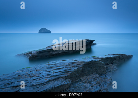 Crépuscule sur la côte nord des Cornouailles de rochers à Strand Trebarwith, Cornwall, Angleterre. En été (juin) 2013. Banque D'Images