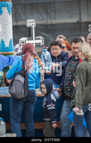 Les gens de recueillir l'eau d'une source sacrée au jour de Pâques. La Laure de la Trinité de Saint Serge, Serguiev Posad, Russie Banque D'Images