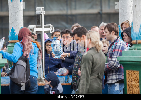 Les gens de recueillir l'eau d'une source sacrée au jour de Pâques. La Laure de la Trinité de Saint Serge, Serguiev Posad, Russie Banque D'Images