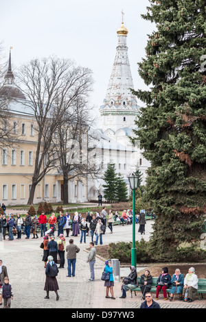 Le peuple russe et les touristes avec des croyants à Pâques journée à marcher dans la Sainte Trinité Laure-Serge à Serguiev Posad ville, Russie Banque D'Images