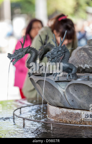 Dans le bassin des temples bouddhistes japonais pour les visiteurs de se purifier par le rituel du lavage des mains. Asakusa, Tokyo Banque D'Images