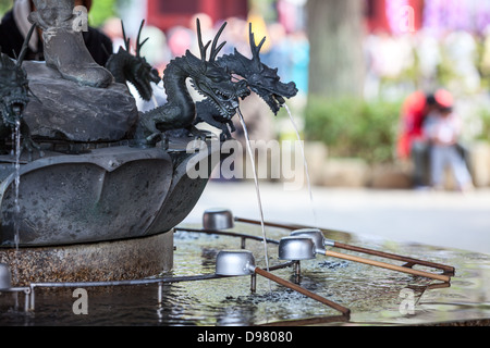 Dans le bassin des temples bouddhistes japonais pour les visiteurs de se purifier par le rituel du lavage des mains. Asakusa, Tokyo Banque D'Images