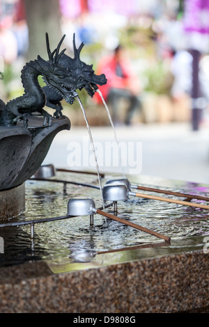 Dans le bassin des temples bouddhistes japonais pour les visiteurs de se purifier par le rituel du lavage des mains. Asakusa, Tokyo Banque D'Images