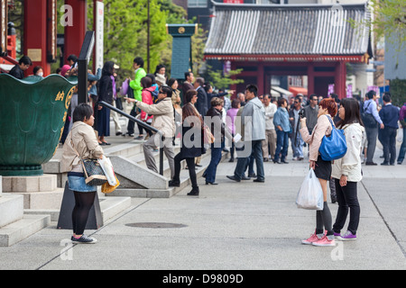 Vue latérale du grand escalier de l'Kannondo salle principale avec quelques touristes. Temple Sensoji, Asakusa, Tokyo, Japon Banque D'Images