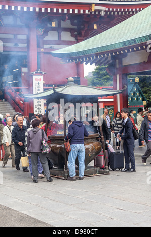 Lieu de l'utilisation de bâtonnets aromatiques en face de la principale culte temple Senso-ji Kannondo, Asakusa, Tokyo, Japon Banque D'Images