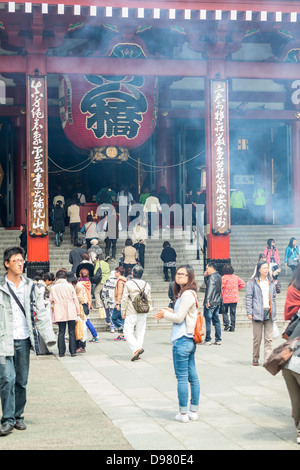 Voir l'escalier principal de la police à l'Kannondo salle principale avec grande lanterne de papier rouge. Temple Sensoji, Asakusa, Tokyo, Japon Banque D'Images